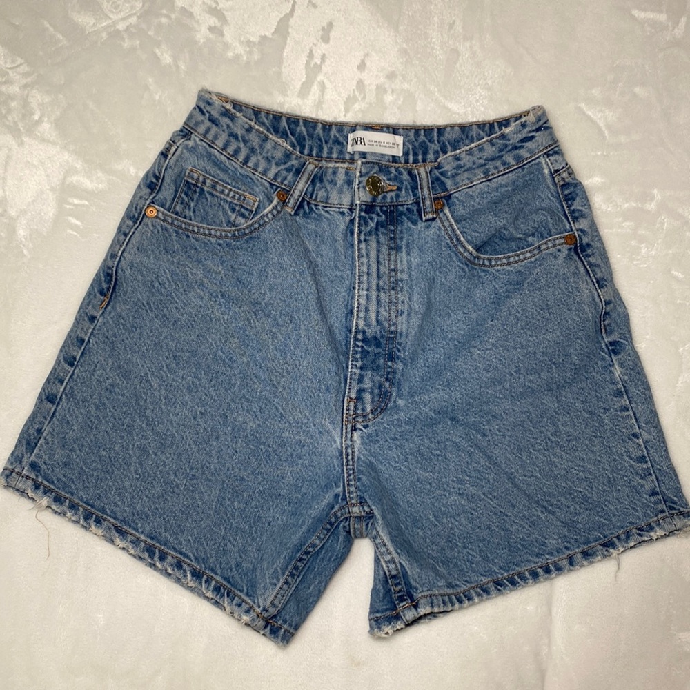 Zara medium wash jean shorts US 6